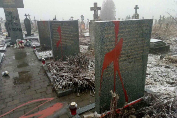 Вандалы во Львовской области осквернили могилы поляков