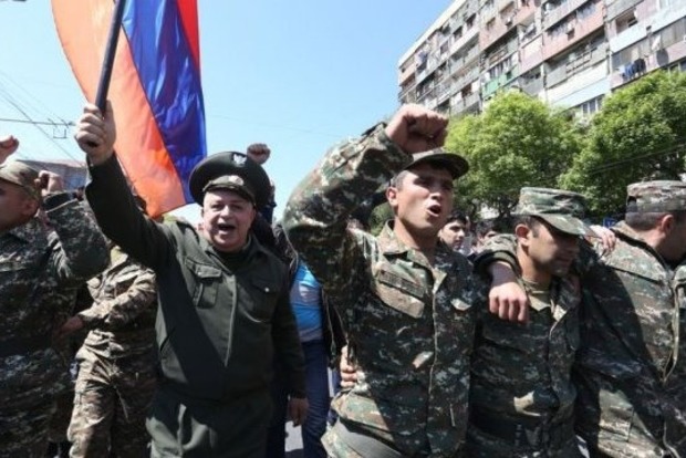 Армия с народом: к протестующим в Армении присоединились военные