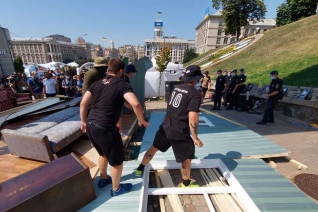 В Киеве со скандалом снесли инсталляции советского прошлого