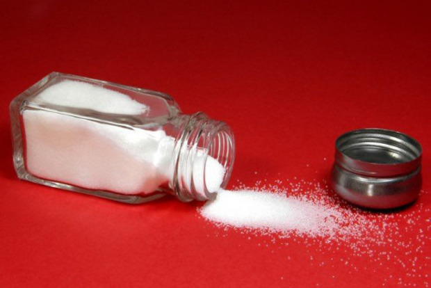 Народні прикмети: до чого розсипати сіль та цукор