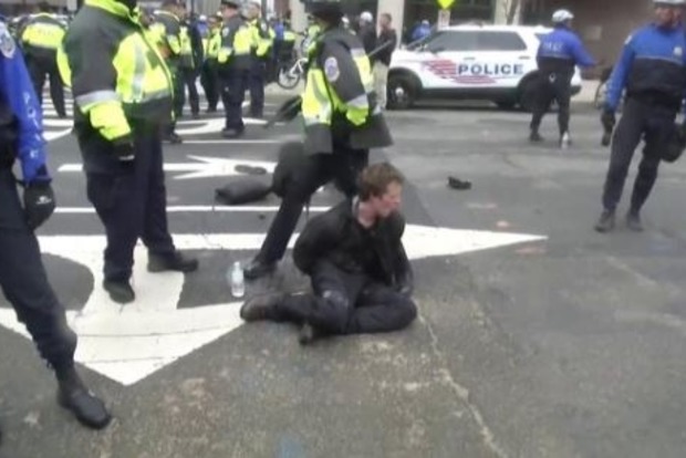 Полиция разогнала протестующих против инаугурации Трампа слезоточивым газом 