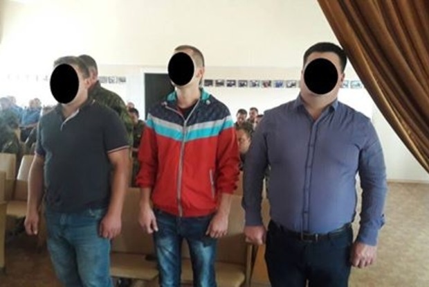 В Доброполье троих сотрудников милиции уволили за развратные действия с несовершеннолетней (фото)