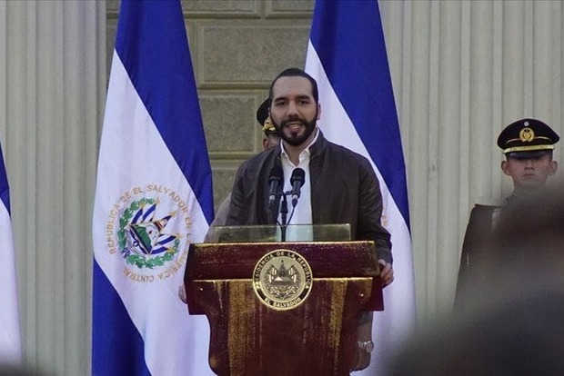 Президент Сальвадору назвав себе в Twitter диктатором