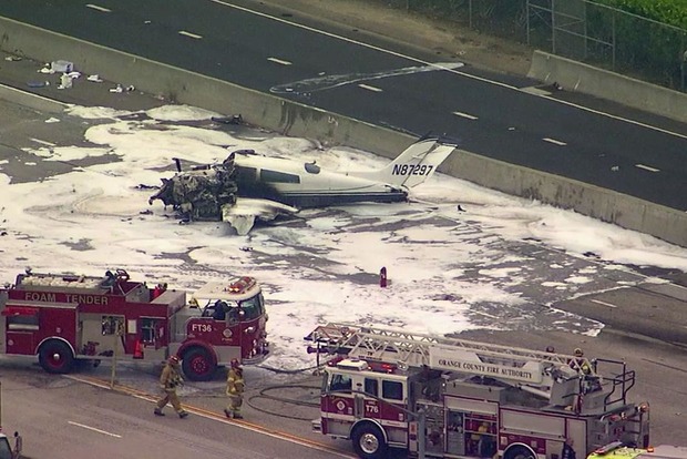В США самолет упал на шоссе. Опубликовано видео