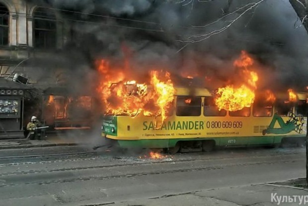 Пассажирский трамвай вспыхнул на ходу в Одессе