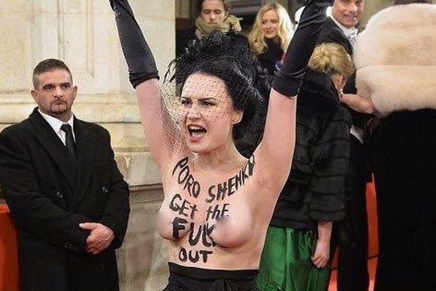 Активістка Femen роздяглася на Віденському балу заради Порошенка