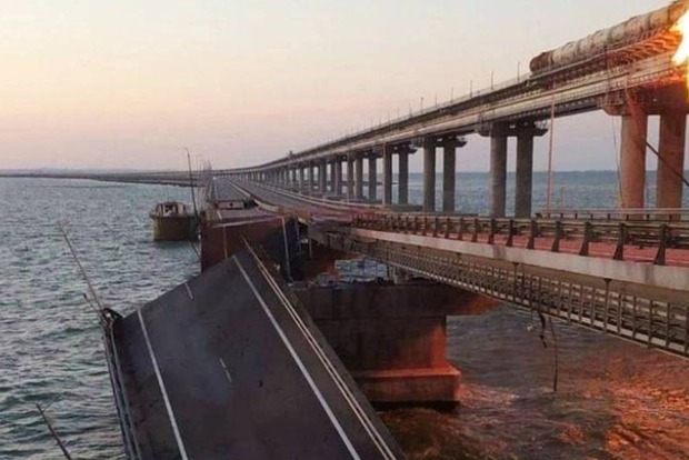 Британська розвідка констатує припинення руху вантажного транспорту Кримським мостом