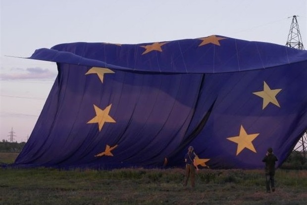 У Донецькій області в небо запустили гігантський прапор Євросоюзу (фото)