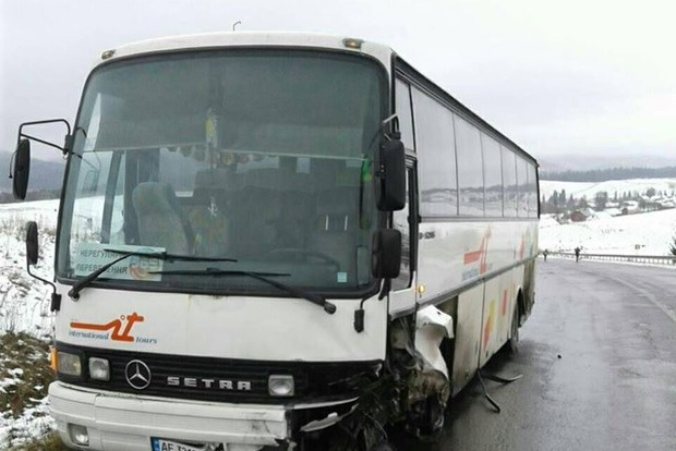 Туристический автобус во Львовской области попал в ДТП, погибли 2 пассажира