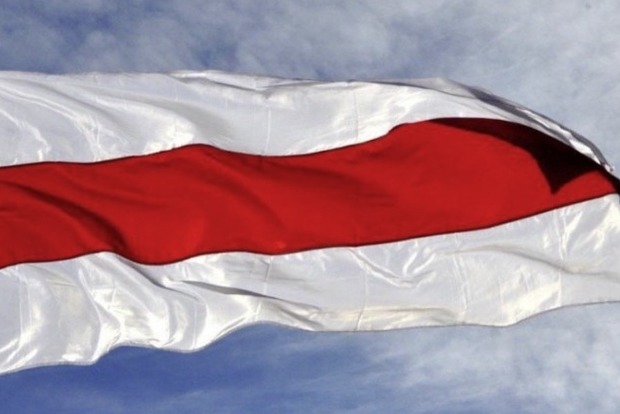 У Ризі зняли червоно-зелений прапор Білорусі і замінили його на біло-червоно-білий