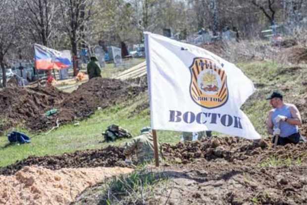 В Донецке боевики роют окопы на кладбище
