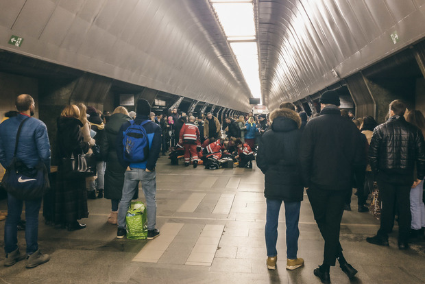 У Києві на пероні в метро померла дівчинка з важкою формою ДЦП