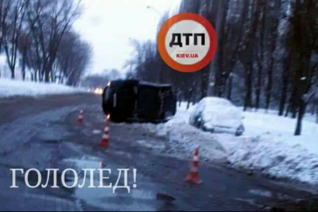 Nissan перевернулся на скользкой дороге в Киеве