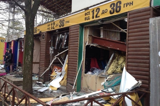 У Києві біля «Берестейської» розгромили бульдозером кіоски