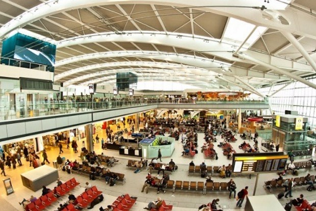 В лондонском аэропорту прямо в самолете избили пассажира