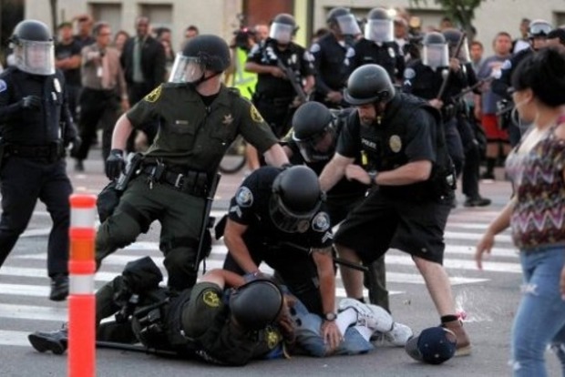 Массовые беспорядки в США: ранены 12 полицейских