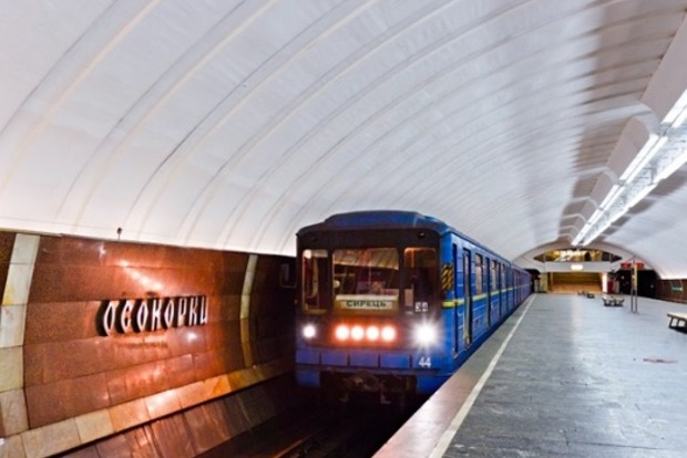 На станции метро «Осокорки» в Киеве умер мужчина