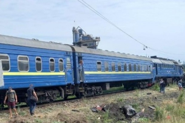 В Закарпатской области внедорожник влетел под пассажирский поезд