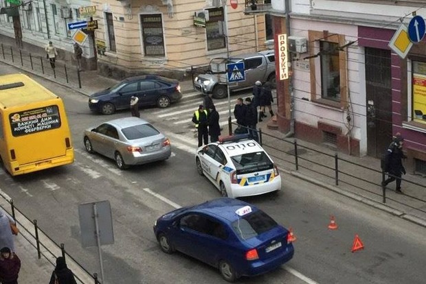 В центре Тернополя прокурор на иномарке сбил ребенка