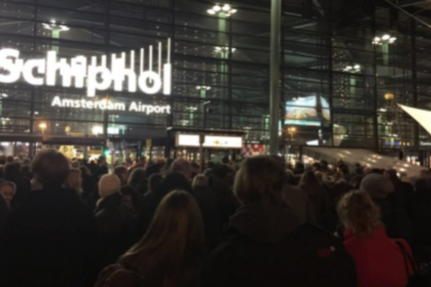 В аэропорту Амстердама полиция открыла огонь по вооруженному мужчине