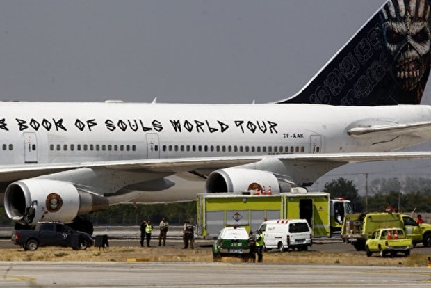 Самолет группы Iron Maiden врезался в буксир