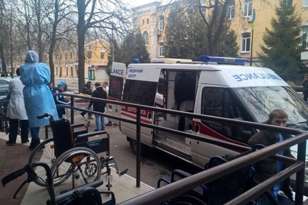 В киевский госпиталь прибыл борт с тяжелоранеными бойцами. Известный волонтер призывает на помощь