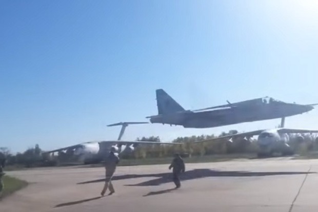 В сеть попало видео с экстремально низким полетом Су-25 ВВС Украины