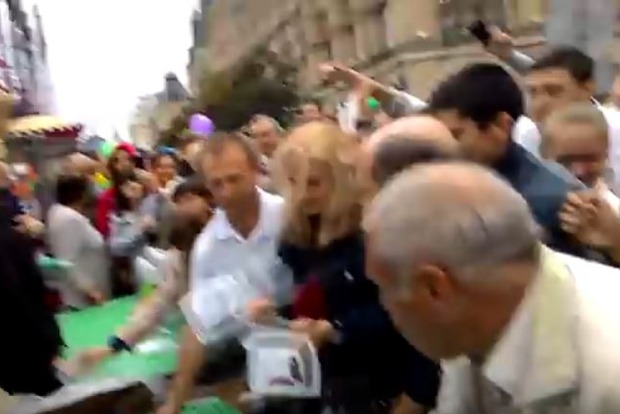 Битва за еду на Красной площади: в Москве посетители фестиваля чуть не задавили друг друга из-за бесплатного салата (видео)