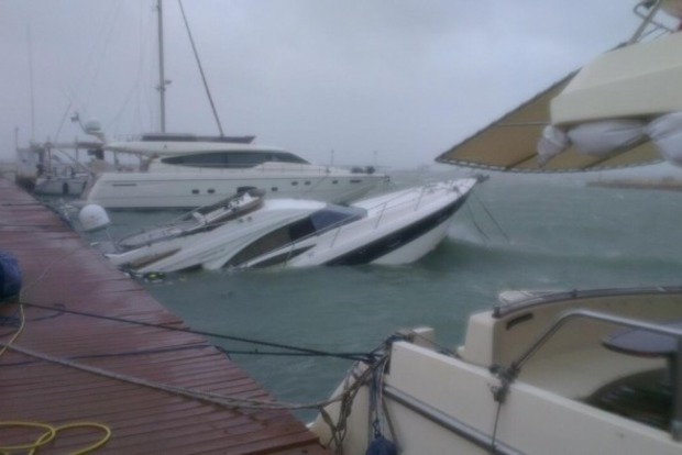 В Одессе из-за шторма утонула частная яхта Artemida