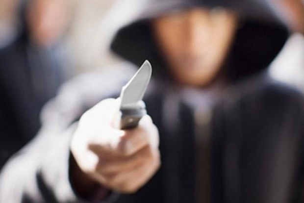 У Харкові чоловік з ножем пограбував 11-річну школярку