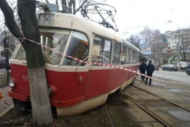 У Києві трамвай врізався в тротуар і зійшов з рейок