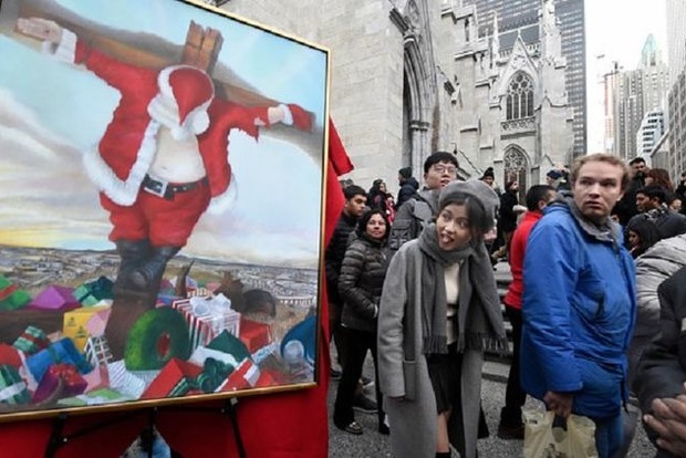 Розіп'ятого Санта-Клауса виставили перед храмом  у центрі Нью-Йорка