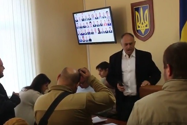 Активисты вышвырнули из кресла главу райсовета на Одещине, солгавшего о высшем образовании