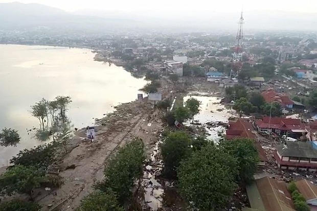 Больше 800 погибших, тысячи пропавших. После цунами Индонезия лежит в руинах