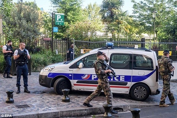 Во Франции со стрельбой задержали мужчину, подозреваемого в наезде на военных