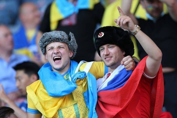 Россияне на игре Украины со Швецией обнимались под российским флагом, не долго