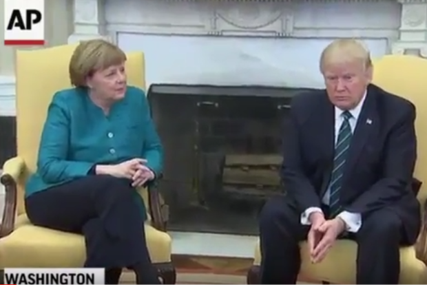 Дональд Трамп публично не захотел пожимать Ангеле Меркель руку