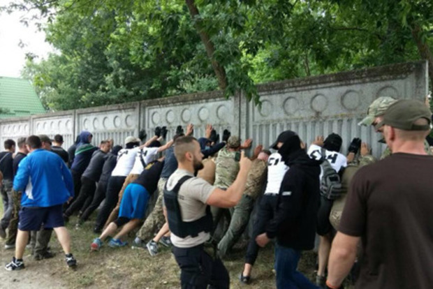 Если полиция не убирает: активисты и атовцы снесли забор нардепа, ограждающий озеро