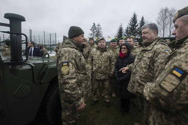 Українським військовим із США передали 40 медичних «Хаммерів»