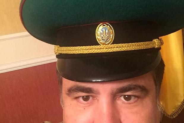 Саакашвили сделал смешное селфи в фуражке пограничника