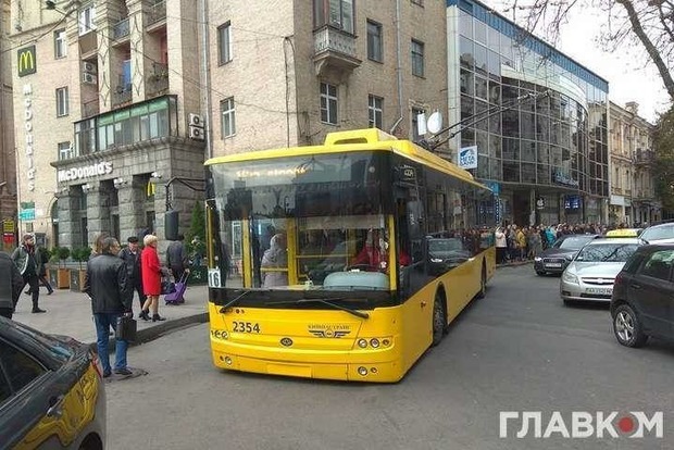 Они слишком много ели: в Киеве остановился троллейбус из-за веса пассажиров