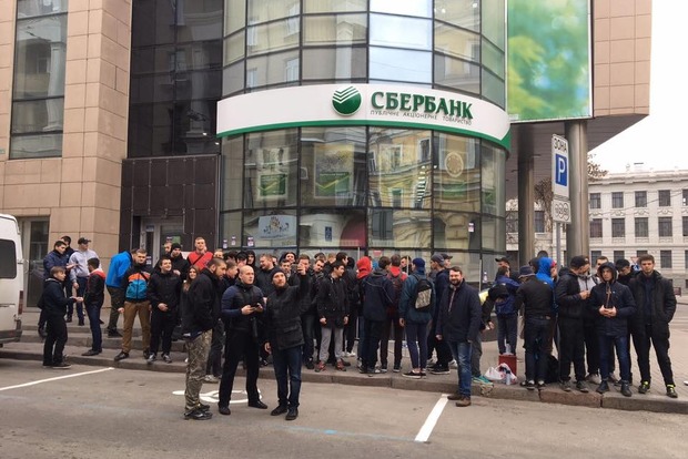 Банковская блокада продолжается. Замурован Сбербанк в Харькове