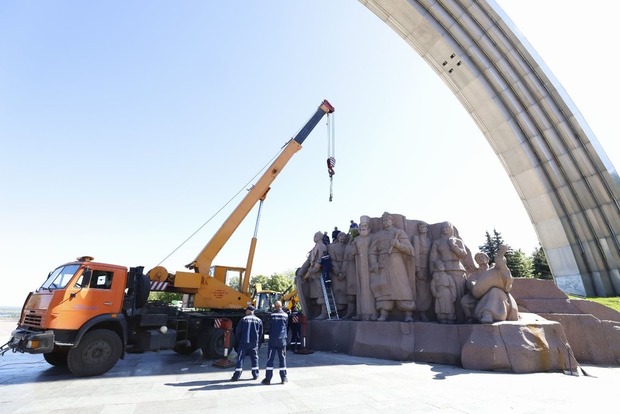 Почався демонтаж пам'ятника Переяславській раді під колишньою аркою дружби народів