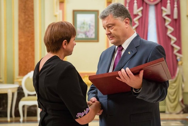 Порошенко вручил ордена  «Золотая Звезда» Героя Украины матерям двух погибших бойцов АТО