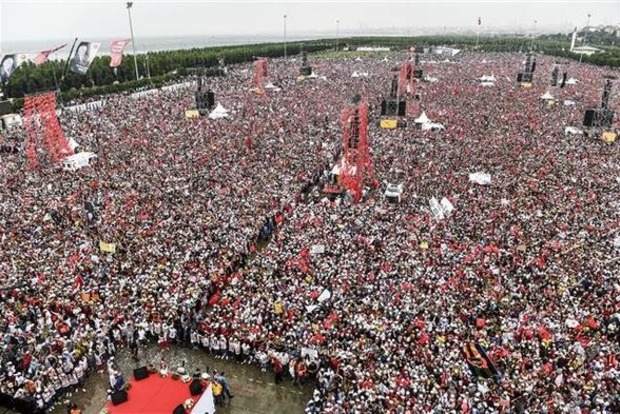 На мітинг на підтримку головного опонента Ердогана вийшли мільйони людей