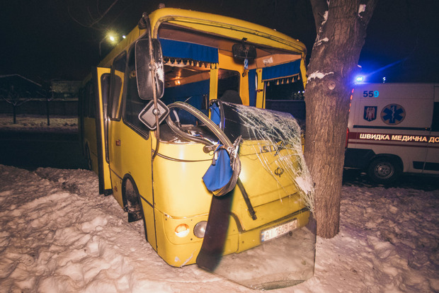 У Києві Богдан з пасажирами збив п'яного пішохода і влетів у дерево