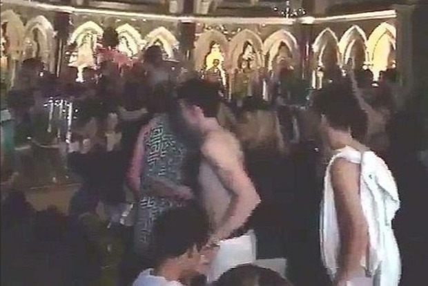 Студенты устроили голые танцы в церкви 