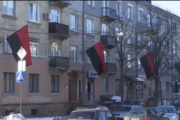 Ответ Польше: в Тернополе вывесили флаги ОУН