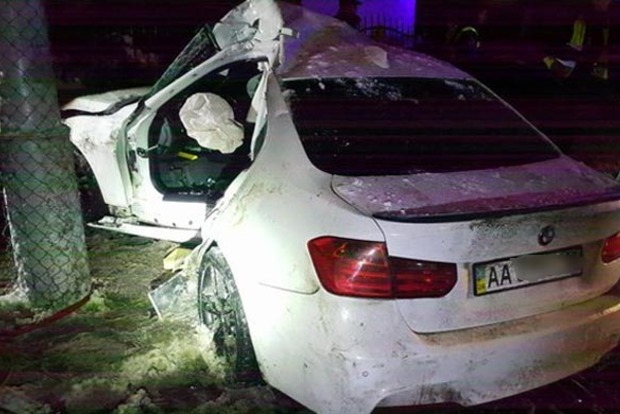 В Киеве BMW на большой скорости вылетел в столб