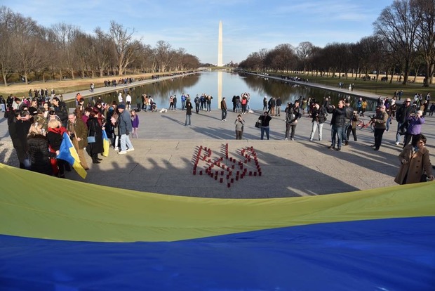 Возле мемориала Линкольна в Вашингтоне почтили память Небесной Сотни